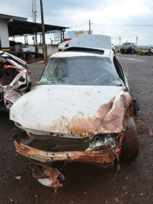 Motorista capotou e foi arremessado para fora do carro (Foto: Polícia Rodoviária Estadual/Divulgação)