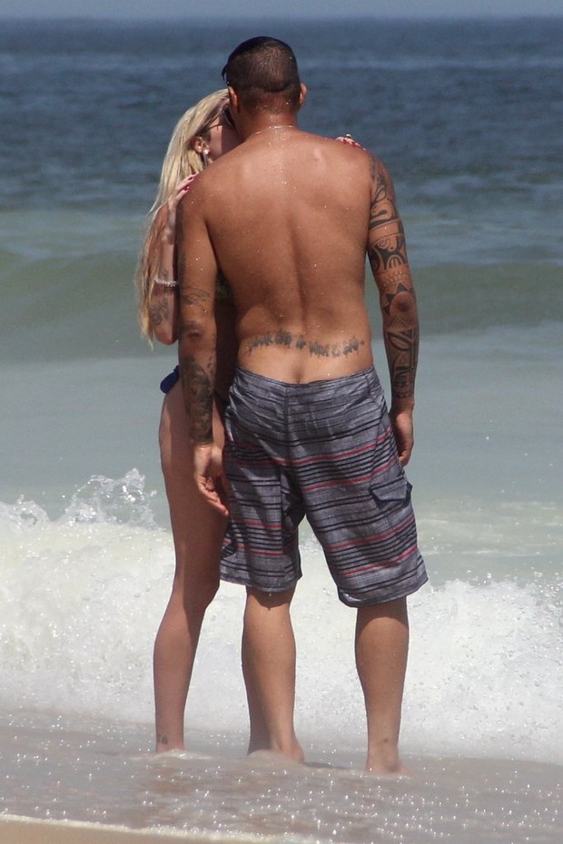 Barbara Evans e Paolo Guerrero beijam na praia (Foto: Rodrigo dos Anjos/AgNews)