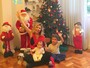 Bárbara Borges posa ao lados dos filhos e mostra decoração natalina