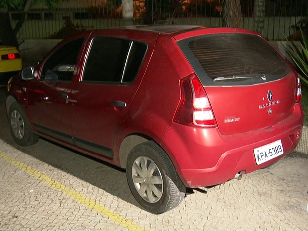 Carro da família onde bebê foi baleado em São Gonçalo (Foto: Reprodução/TV Globo)