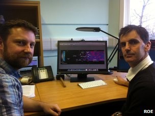 Ross McLure (esq.) e James Dunlop participaram da pesquisa (Foto: Royal Observatory - Edinburgh/BBC)