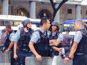 Policiais estão na Rio Branco, onde professores protestam (Foto: Marcelo Elizardo/G1)