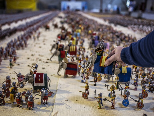 Batalha de Zama recriada com mais de 26 mil bonecos Playmobil na França (Foto: Jeff Pachoud / AFP)