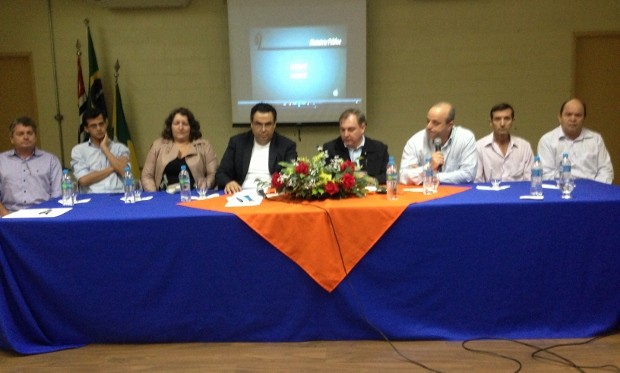 Na mesa Jefferson Martuchi,. Presidente da Ourintra – Ourinhos Transparente, Hugo Pires, representante do corpo de alunos da Fio, Iara Lima, do Jornal Debate, Roberto Livianu, do Ministério Público Democrático, o coordenador do grupo Adelino Lorenzetti Neto, Adriano Aranão, coordenador geral do curso de direito da Fio, tenente-coronel da PM Milton Roberto Dudas e o delegado Reginaldo Ferreira de Campos (Foto: Arquivo Pessoal)
