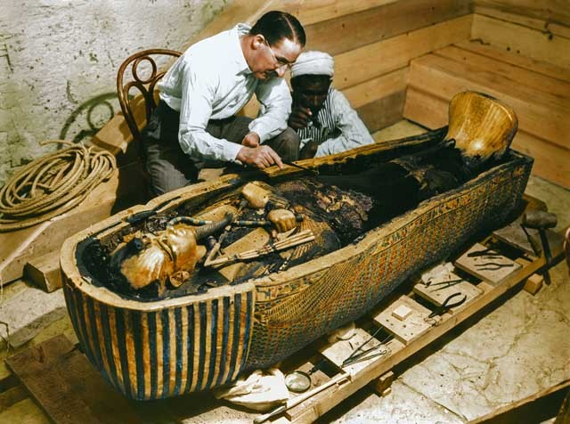 Imagens da descoberta da tumba de Tutancâmon foram coloridas digitalmente  (Foto: Reprodução/GriffithInstitute)