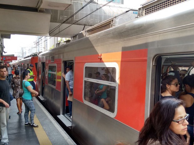 Trem cheio na Estação Berrini da CPTM na tarde desta quarta-feira (Foto: Roney Domingos/G1)