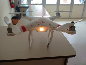 Drone que caiu ao lado de sala de aula na USP (Foto: Olga Roschel/Arquivo Pessoal)
