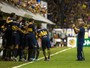 Com foto no celular em comemoração,
Osvaldo faz dois, e Boca Juniors goleia