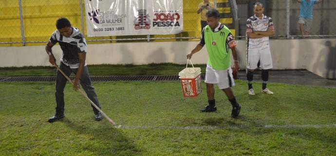 Betinho, carregando balde, Graça, Santa Cruz-PB x Treze (Foto: Hévilla Wanderley / GloboEsporte.com/pb)