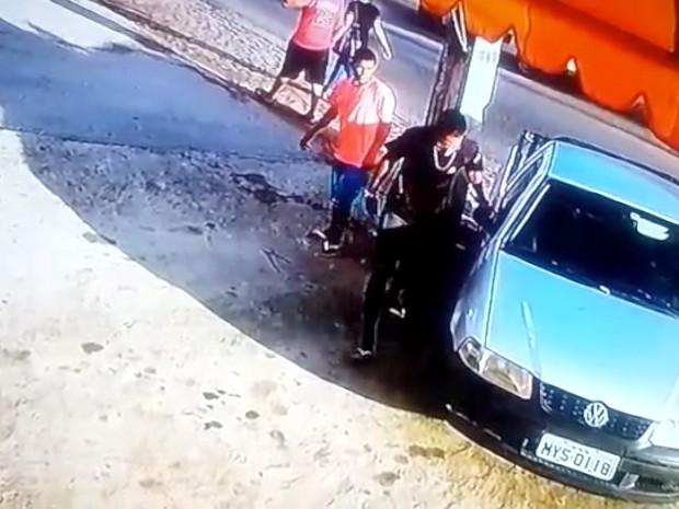 Trio abandonou carro roubado em frente de loja em São Gonçalo do Amarante (Foto: Reprodução/ Inter TV Cabugi)