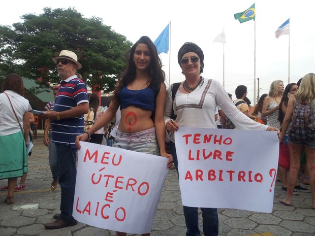 Layla apoia a militancia feminista da filha Herminia: "Vim para o protesto por causa dela" (Foto: Naiara Arpini/ G1)