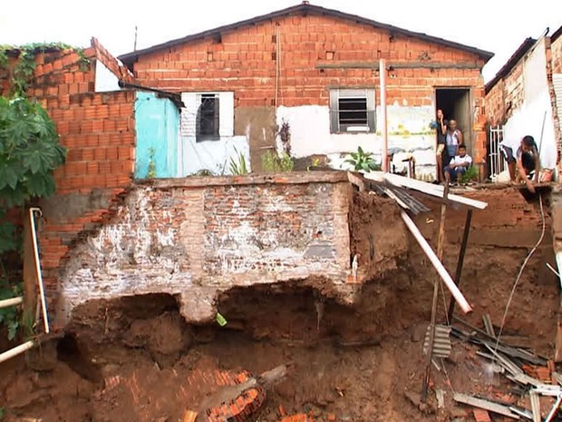 Chuva provoca estragos em Cuiabá (Foto: Reprodução/TVCA)