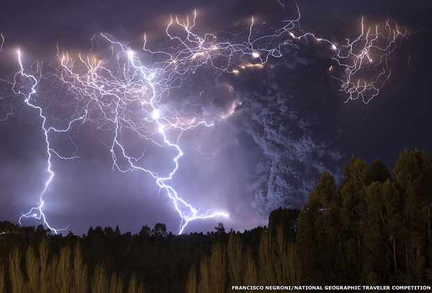  Em 2011, vulcões da cadeia Puyehue-Cordón Caulle, no Chile, entraram em erupção, lançando no ar colunas de cinzas e pedras-pomes de 5 km de largura (Foto: Francisco Negroni/National Geographic)