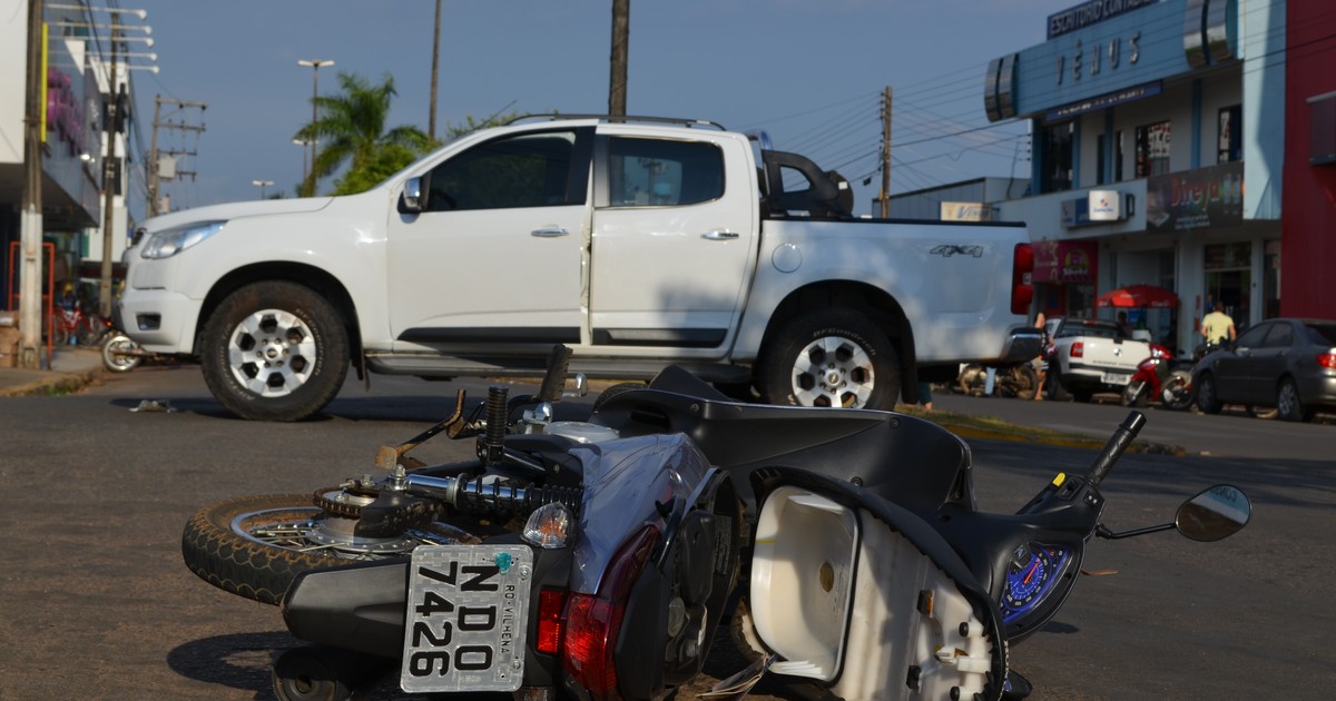 G Caminhonete Bate Em Moto Mulher E Deixa Piloto Ferida Em Ro