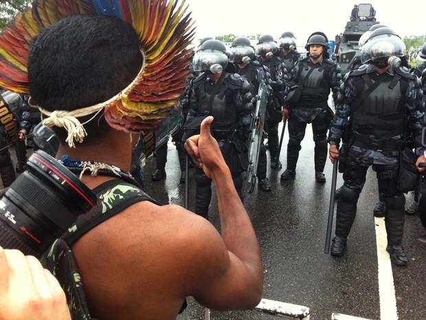 Índio tenta conversar com policial do Choque (Foto: Christiano Ferreira/G1)