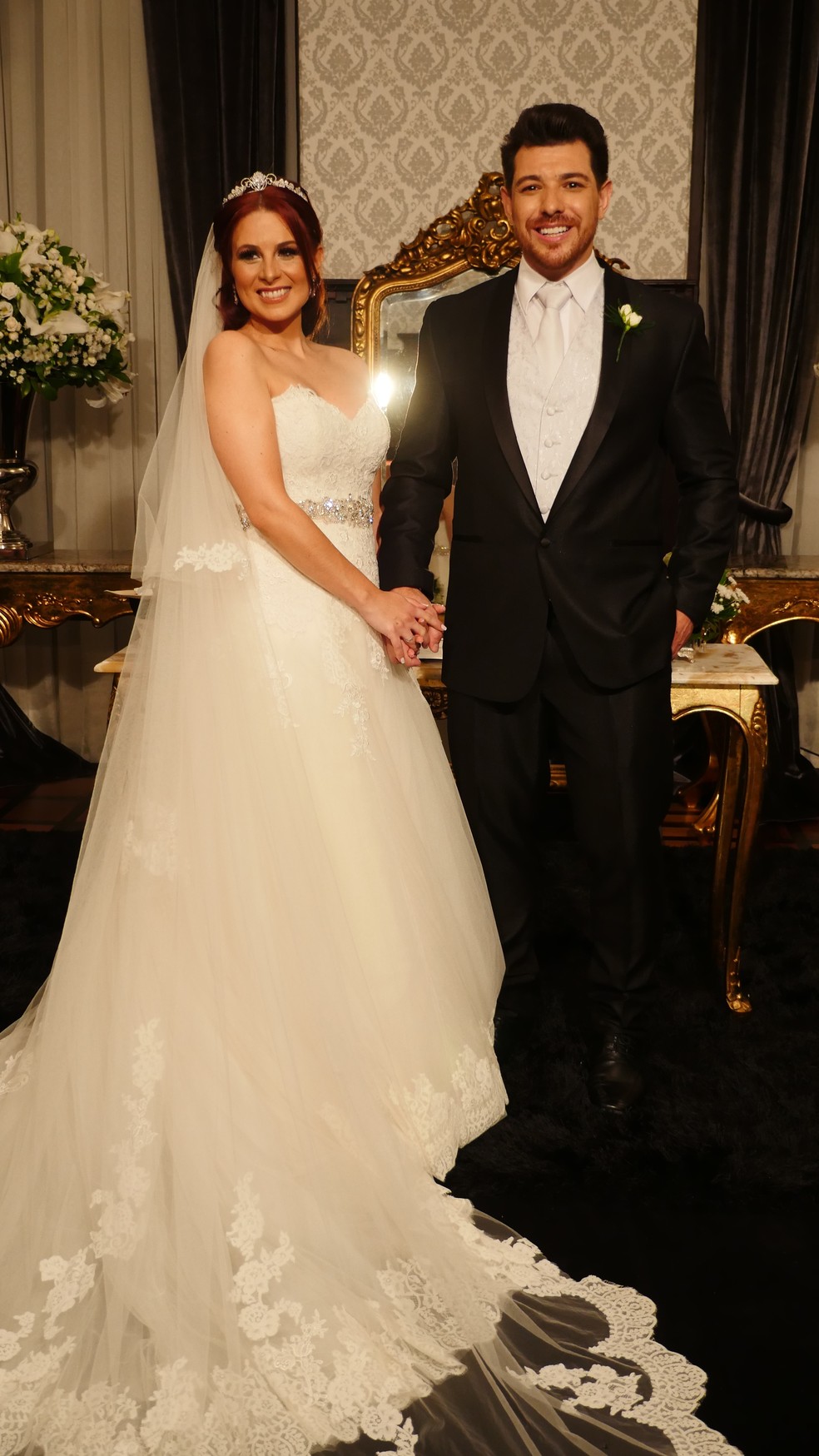 Cézar e Carol estavam deslumbrantes, durante a cerimônia (Foto: RPC)