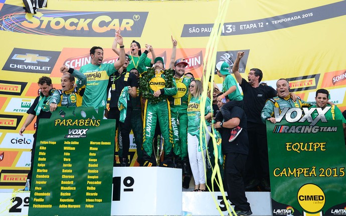 Marcos Gomes comemora título da Stock Car (Foto: Fernanda Freixosa)