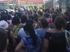 Merendeiras realizam ato após atraso nos pagamentos em Guarujá, SP