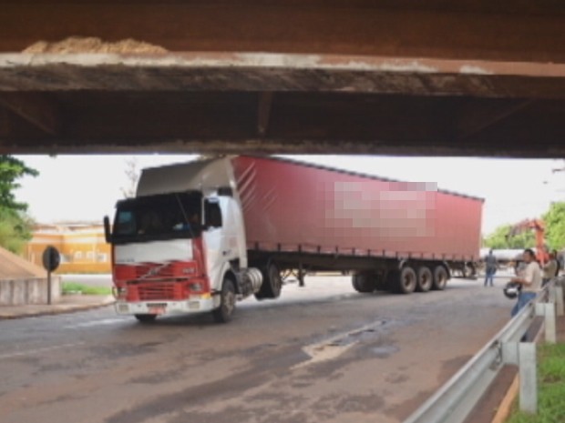 Carreta ficou presa em viaduto de Araçatuba (Foto: Reprodução/ TV TEM) Carreta ficou presa em viaduto de Araçatuba (Foto: Reprodução/ TV TEM)