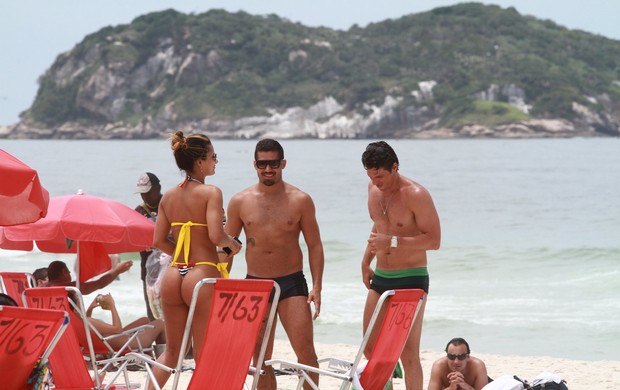 Yuri, ex-bbb, beija muito em dia de sol na Barra da Tijuca, RJ (Foto: Clayton Militão / Foto Rio News)