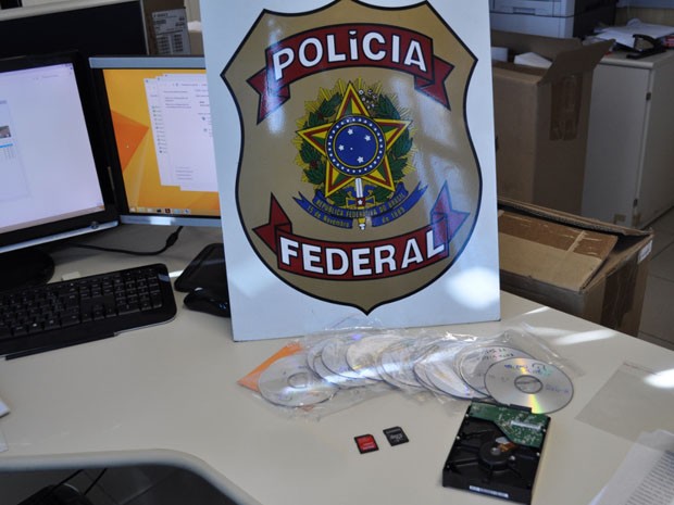 Sargento foi preso por posse de DVDs e conteúdo pornográfico infantil na memória do computador (Foto: Polícia Federal/Divulgação)