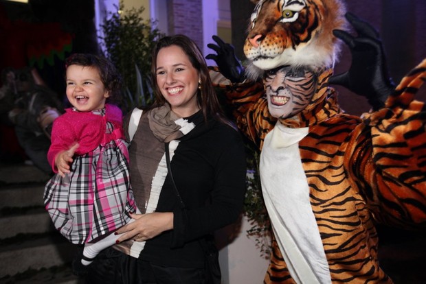 Mariana Belém com a filha na festa de Vittorio (Foto: Thiago Duran e Leo Franco / AgNews)