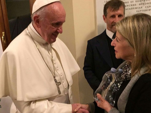 Olga Kos encontrou o Papa Francisco no inicio do ano para firmar parceria (Foto: Divulgação/Instituto Olga Kos)