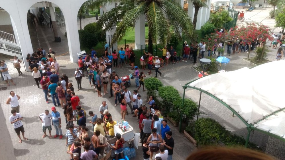 Fãs e amigos fazem longa vila para a despedida de Belchior (Foto: Valdir Almeida/G1)
