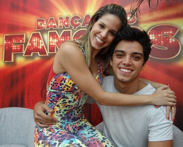 Rodrigo Simas e Raquel Guarini após o ensaio (Foto: Domingão do Faustão / TV Globo)