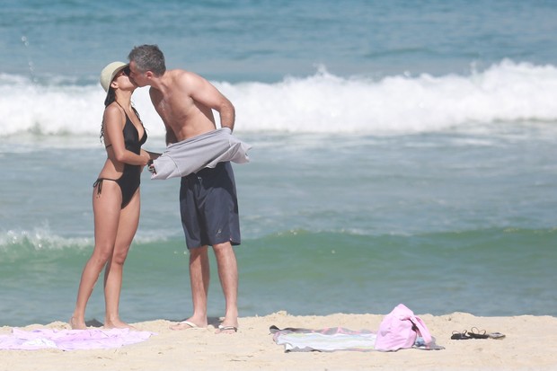 Anna Lima com namorado na praia (Foto: Dilson Silva/ Ag. News)