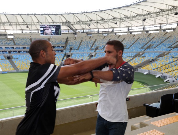 José Aldo e Chad Mendes se empurram no media day do UFC Rio 5 (Foto: André Durão)