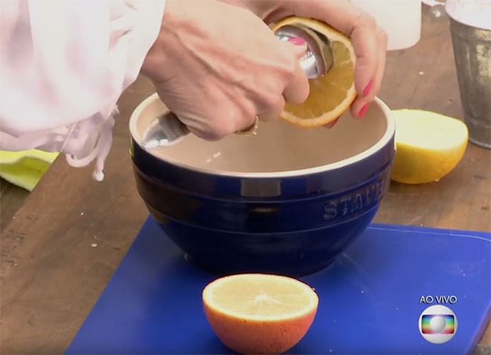 Use uma colher para esvaziar a laranja (Foto: TV Globo)