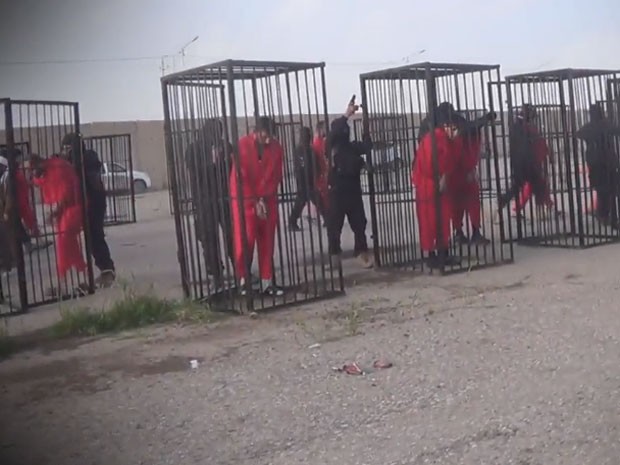 Estado Islâmico divulga vídeo com 21 homens em jaulas (Foto: Reprodução)