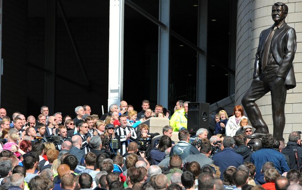 Estátua de Bobby Robson foi inaugurada no estádio do Newcastle (Foto: AFP)