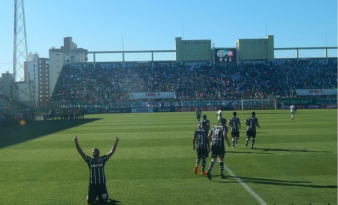 Vagner Love comemora o segundo gol do Corinthians contra Chapecoense (Foto: Laion Espíndula) Vagner Love comemora o segundo gol do Corinthians contra Chapecoense (Foto: Laion Espíndula)