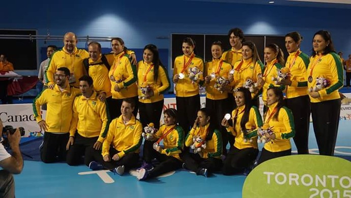 Laiana  Rodrigues durante o Parapan de  Toronto com a seleção brasileira de vôlei sentado (Foto: Divulgação/Arquivo Pessoal)