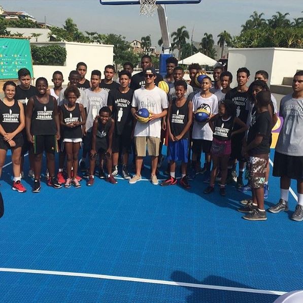 Primeiro brasileiro campeão mundial, Medina posa com crianças de projeto social na Zona Norte do Rio (Foto: Reprodução/Instagram)