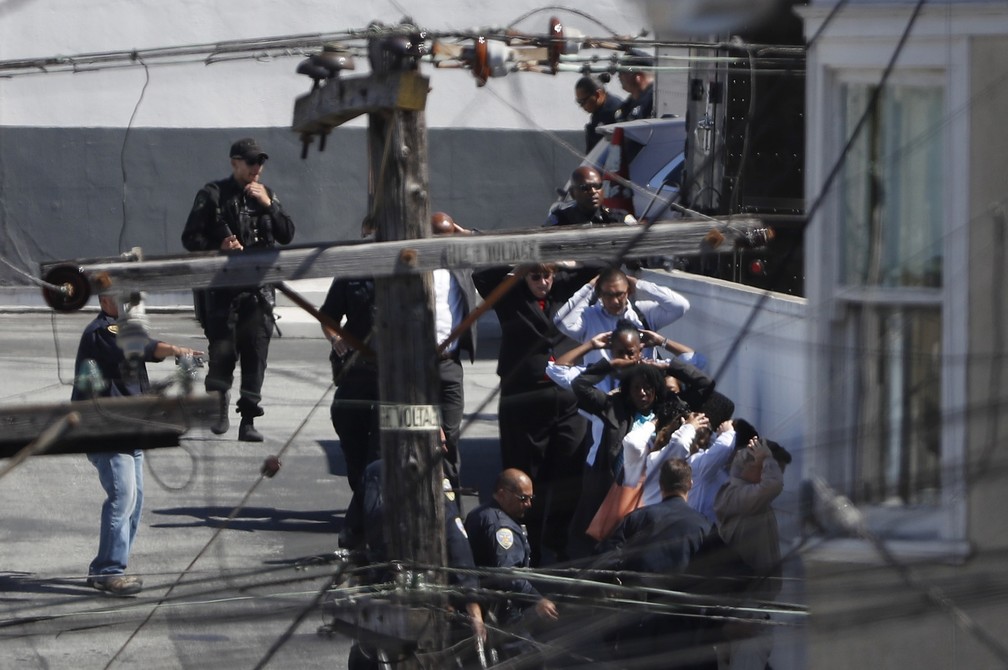 Polícia evacuou o prédio após disparos  (Foto: Stephen Lam TPX IMAGES OF THE DAY/Reuters)