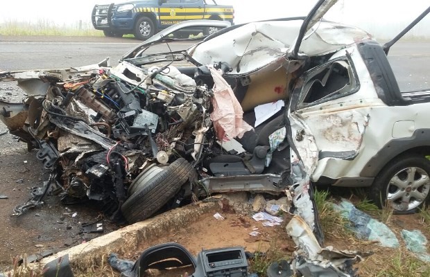 Fiat Strada fica destruída em acidente na BR-158, em Jataí, Goiás (Foto: Divulgação/ PRF)