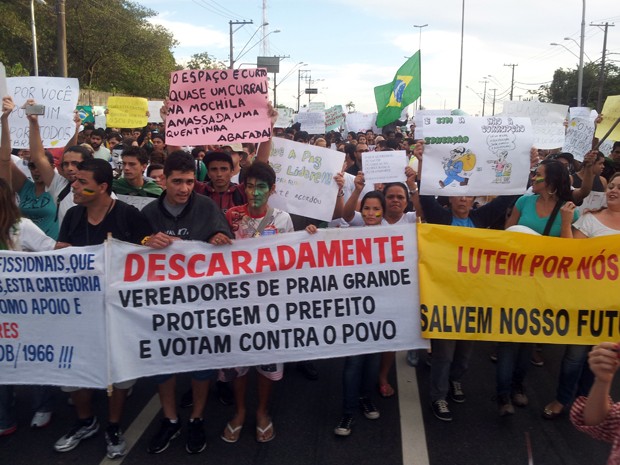 Protestos reuniram mais de 2 mil pessoas em Praia Grande, SP (Foto: Ivair Vieira Jr/G1)