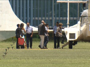 Dilma Rousseff viaja com a família para a base naval de Aratu/GNews (Foto: Reprodução GloboNews)
