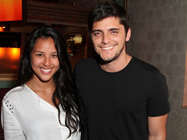 Yanna Lavigne e Bruno Gissoni em restaurante na Zona Oeste do Rio (Foto: Anderson Borde/ Ag. News)