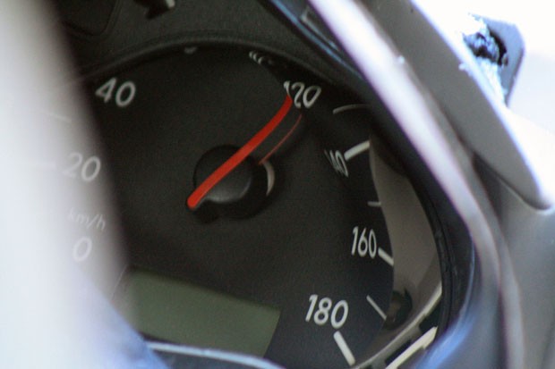 Velocímetro de um dos carros travou em 120 km/h com a batida (Foto: Luiz Claudio Barbosa/Futura Press/Estadão Conteúdo)