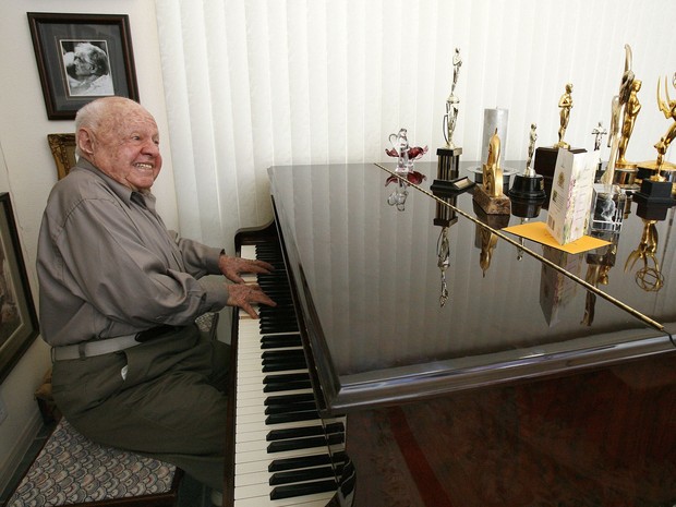 Mickey Rooney em sua casa em Westlake Village, na Califórnia, em fevereiro de 2007 (Foto: Mario Anzuoni/ Reuters)