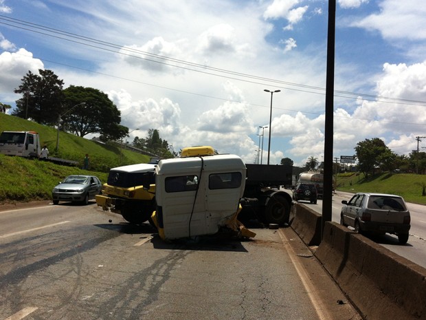 G1 15h40 Acidente carreta causa lentidão na BR 381 na Grande BH