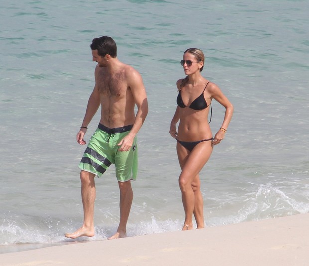 Fernanda de Freitas foi a praia da Barra da Tujuca com o namorado (Foto: Marcus Pavão/Agnews)