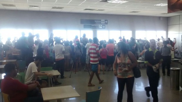 Fãs e curiosos aguardam chegada de corpo de Domingos Montagner em aeroporto de Aracaju (Foto: Amós Meneses)