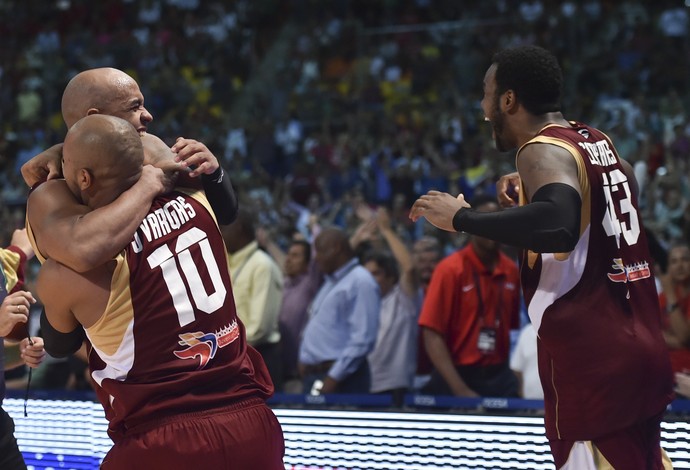 Jogadores da Venezuela comemoram a classificação para os Jogos de 2016 (Foto: YURI CORTEZ / AFP)