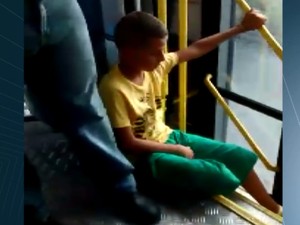Aluno da Apae de São João da Boa Vista viaja em escada de ônibus (Foto: Reprodução/EPTV)