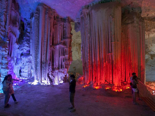 Turistas nas grutas de Garcia, no México (Foto: Julio Cesar Aguilar/AFP)